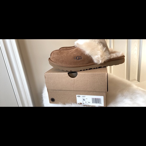 Ugg Slippers - brand new - Size 5, fits women 6 - Picture 3 of 4